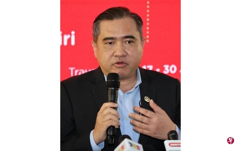 马来西亚交通部长陆兆福星期三在记者会上说，只要航空公司增加航班趟次，相信就能改善票价居高不下的问题。（东方日报） 