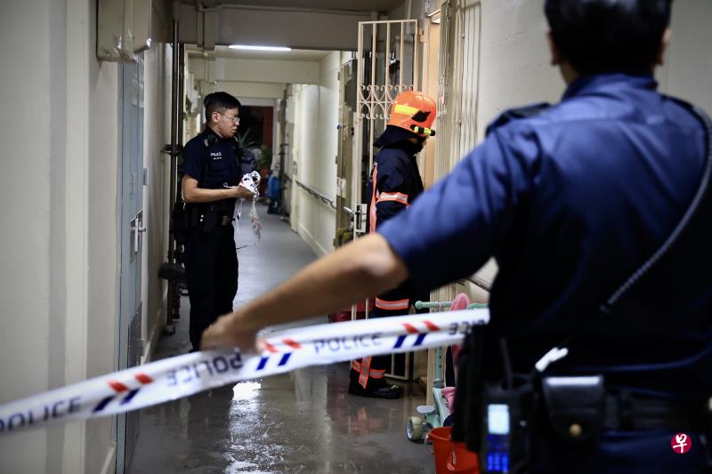 失火现场仍可闻到阵阵烧焦味，警方封锁进行调查。（陈来福摄） 