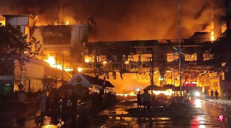 柬埔寨西北部一家赌场酒店星期三（12月28日）发生大火，造成至少10人死，50多人受伤。（法新社） 