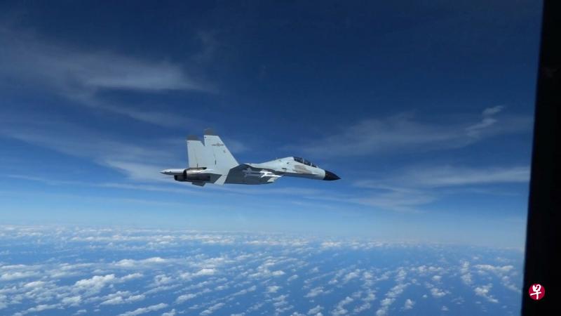 来自美国军方的视频截图显示，12月21日在南中国海国际空域，中国歼-11军机曾开到RC-135前方。美军称，歼-11军机当时与美国军机机头的距离不到20英尺（六米）。（路透社） 