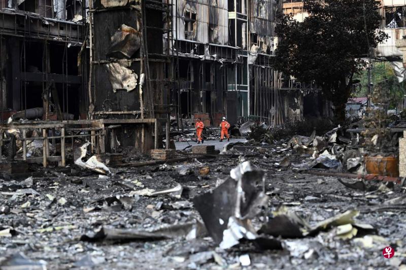 救援人员星期五（12月30日）进入柬埔寨赌场酒店大火事发地点展开搜寻工作。（法新社） 
