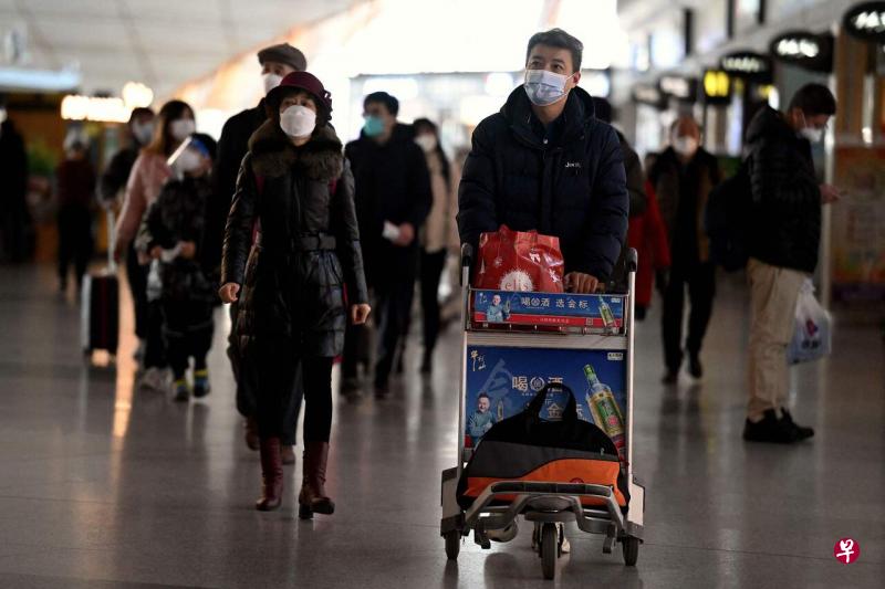 欧洲卫生官员说，对来自中国的旅客进行筛查和限制是不合理的。图为旅客12月29日在北京国际机场的离境大厅。（法新社） 