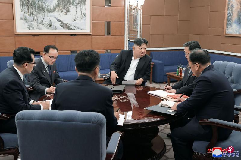 朝中社提供的照片显示，朝鲜领导人金正恩星期四（12月29日）在劳动党八届六中全会第四天参加一项会议。（法新社/朝中社） 