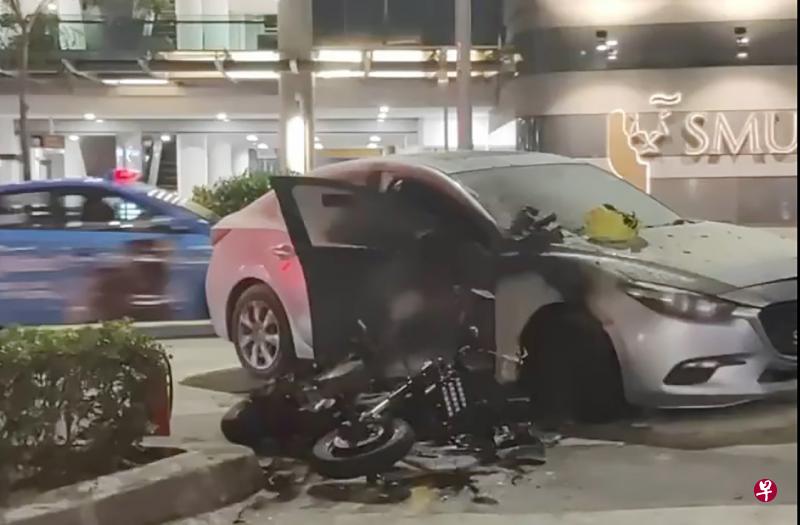 一辆轿车和电动脚踏车于通往福康宁路的明古连街相撞后，电动脚踏车燃起熊熊烈火，民防部队到场灭火。（取自SG Road Vigilante） 