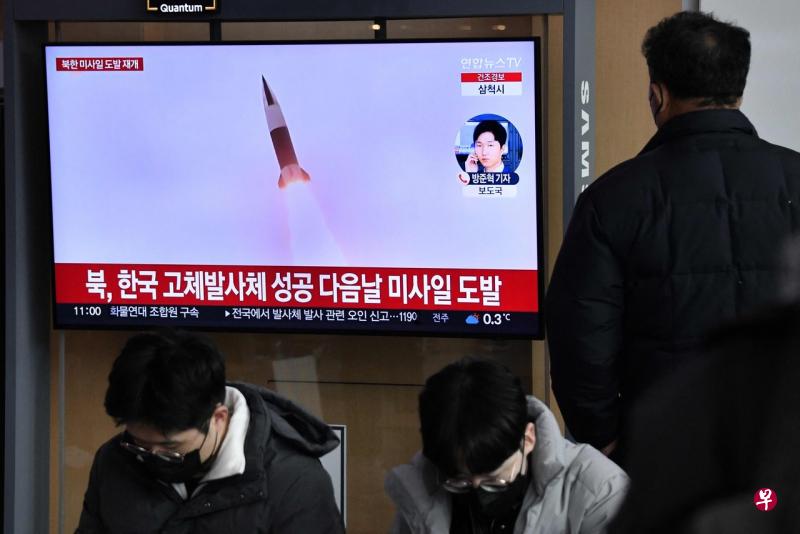 韩国民众在首尔观看朝鲜星期六（12月31日）发射三枚短程弹道导弹的电视新闻报道。（法新社） 
