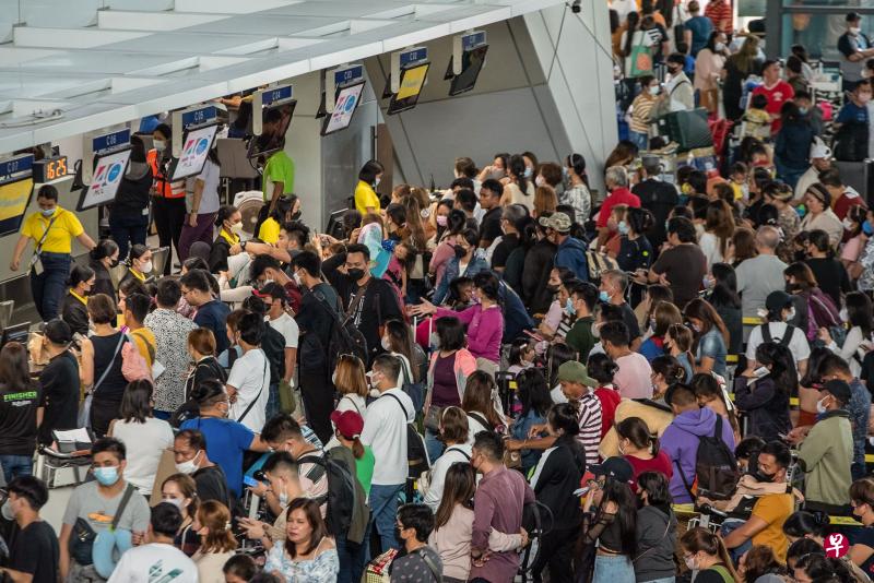 菲律宾机场停运事故导致361趟航班延误、取消或改道至其他地区机场，6万5000名乘客受影响。（法新社） 