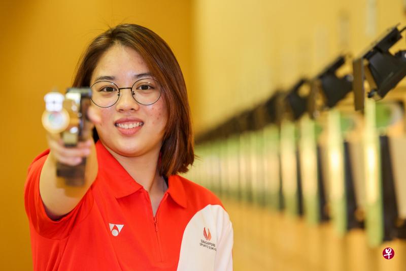 手枪射击运动员丘韵庭是新加坡体校学生，追求兴趣的同时也兼顾好学业，将在下午领取IB成绩。（陈斌勤摄） 