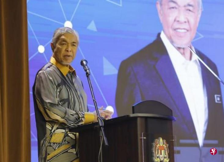 马国副首相阿末扎希星期四说，他知道网上盛传两名巫统副主席发动“伦敦行动”密谋推翻他，但他认为这只是谣言。（马新社） 