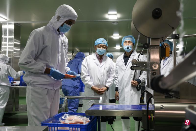 颜金勇（中）在本地海鲜批发公司Fish International Sourcing House的新厂房开幕仪式上，公布2025年批发贸易业产业转型蓝图的四大策略。（蔡家增摄） 