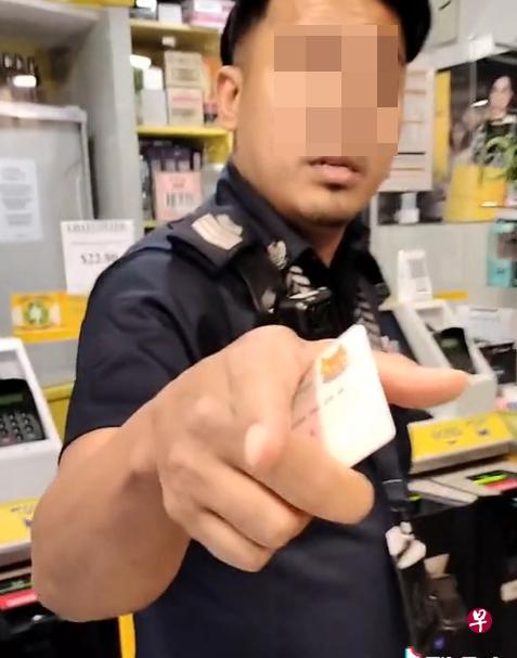 便利店员工报警后却不愿出示身份证，甚至拍摄视频放上网，事后被便利店雀喜（Cheers）开除。（视频截图） 
