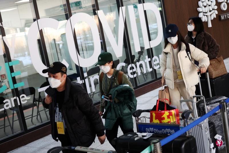 中国旅客飞抵仁川国际机场后，到设在机场的冠病检测中心接受检测。（路透社） 
