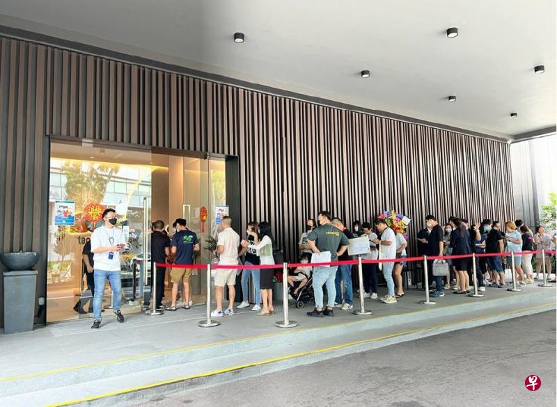 位于淡滨尼62街的执行共管公寓项目景丽轩星期六（1月7日）举行实体抽签和预订活动，开放剩余单位给第二次买家选购，一早就有不少买家前来排队。（青建地产提供） 