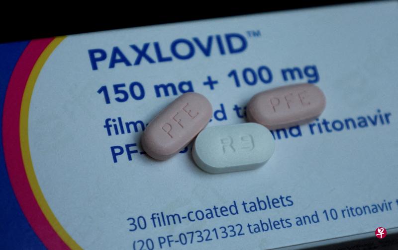 一项临床试验显示Paxlovid可将冠病高危患者的住院率降低约90%，许多中国人正试图从海外购买Paxlovid，然后运回中国。（路透社） 