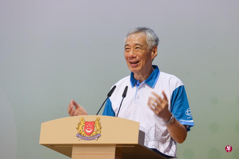 李显龙总理星期六出席在光洋小学举行的宏茂桥德义区教育助学金颁奖礼。（陈斌勤摄 ） 
