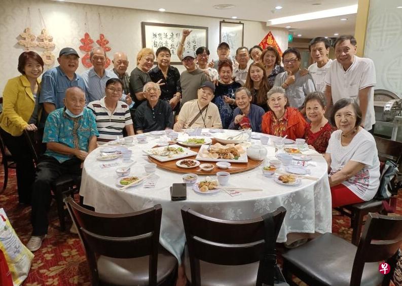 段伟明（前排右四）6日出席聚餐，与二三十名好久不见的前演员和资深艺人相见欢。前排：蓝钦篮（左起，原名蓝钦然）、夏川、周世强、唐琥、段伟明、金银姬、蔡平开、陈濛； 中排：黄家强（左二起）、陈天祥、杨竣贺、林金池（左六）、张锦华（左八），洪国锐（右一）、陈天送（右二）；后排：乔风（左起）、周全喜、杨越、杨艳清（左五）。（受访者提供） 