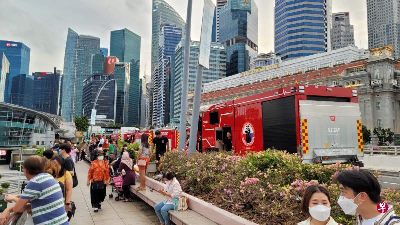 案发地点附近的路旁停放着数辆消防车，民防部队也出动了灾难拯救队。（读者提供） 