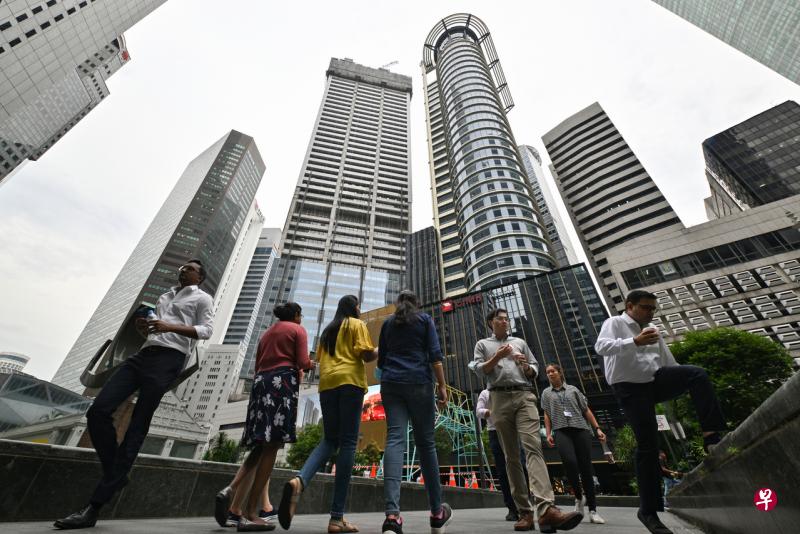 一份报告指出，在冠病疫情期间推行的措施，如缩短工作时间以及更灵活的工作时间安排，可为经济、企业和员工带来好处，例如提高生产力和改善工作与生活的平衡。图为新加坡的中央商业区。（档案照） 