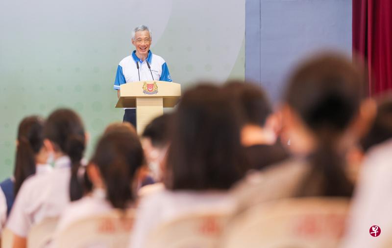 李显龙总理星期天（1月8日）上午在光洋小学举行的宏茂桥德义区教育助学金颁奖礼上致辞时说，政府正留意全球局势发展，包括冠病疫情。（陈斌勤摄） 