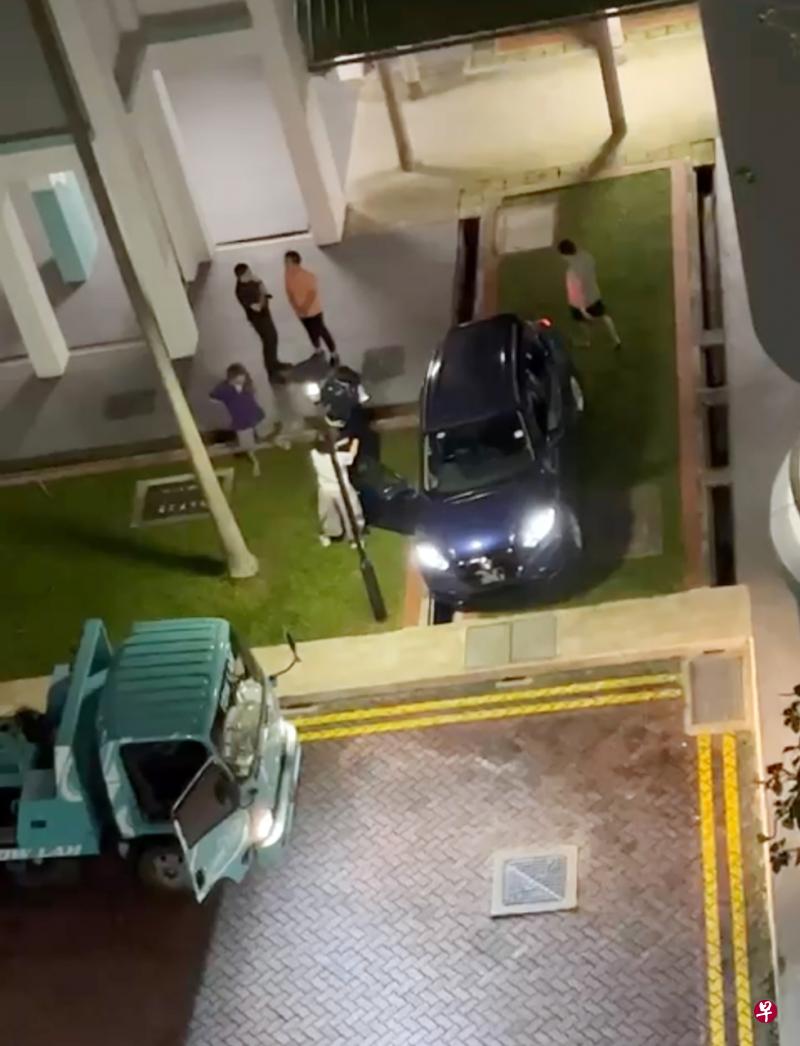 男子开车撞上草坪，随后被揭酒驾而被警方逮捕。（受访者提供） 