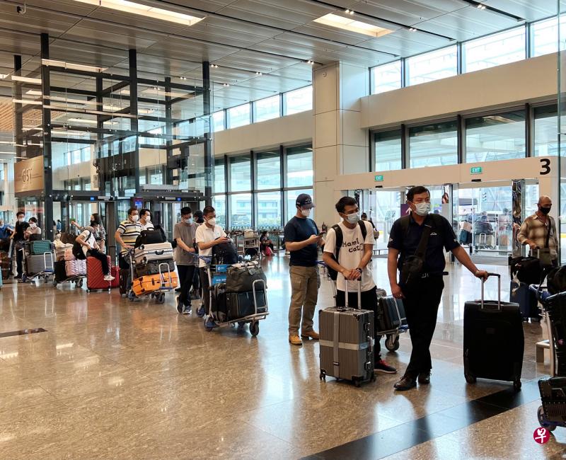 不少旅居本地的中国人赶在开放首日飞回国，迫不及待与许久未见的家人团聚。（受访者提供） 