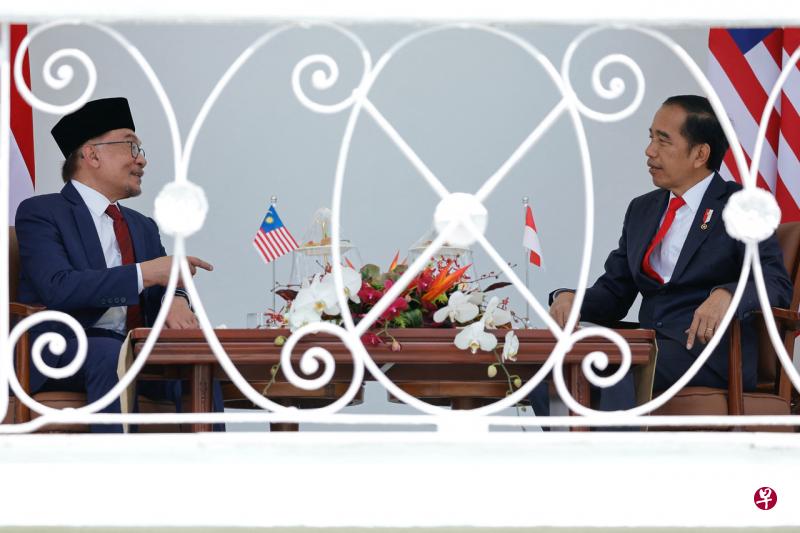 安华（左）8日说，印尼是马来西亚的好邻居和伙伴，更是他在落魄潦倒时的知己好友。（路透社） 