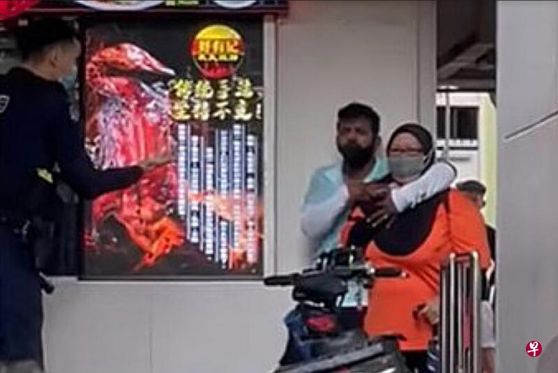 警员到场时，男子右手持刀架在妇女脖子上，把她拖着走50米至义顺环路第110座的咖啡店外。（取自脸书） 