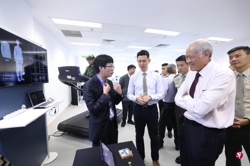 国防部长黄永宏医生（前右）星期三（1月11日）参观新成立的人体御热研究中心，专家们将推动耐热性和性能研究，以提升军人御热能力。（李冠卫摄） 