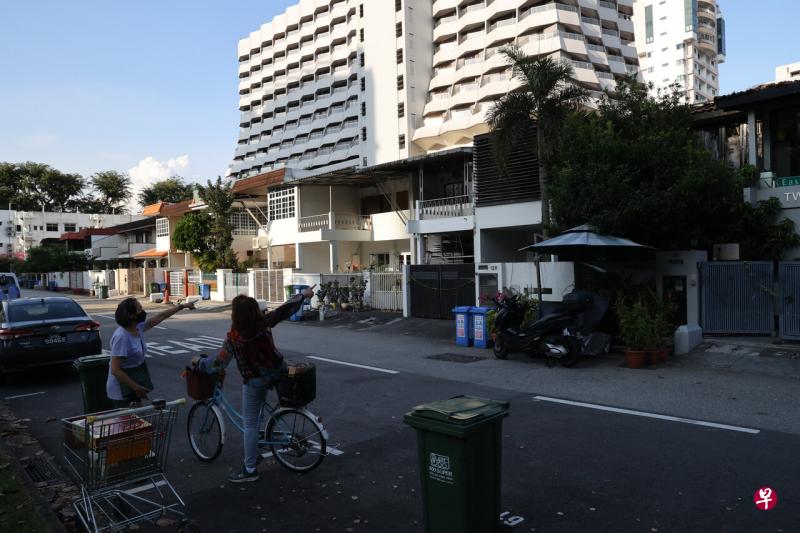 东海岸失火排屋的其中三户屋顶都被烧穿，屋内则一片狼藉，门上也贴着建设局（BCA）的告示，表明当局认为单位目前不宜居住。（吴伟国摄） 