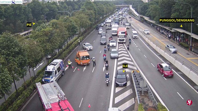 车祸发生后，事发道路被暂时封锁，后方车辆必须改道而行，一度造成交通阻塞。（取自网络） 