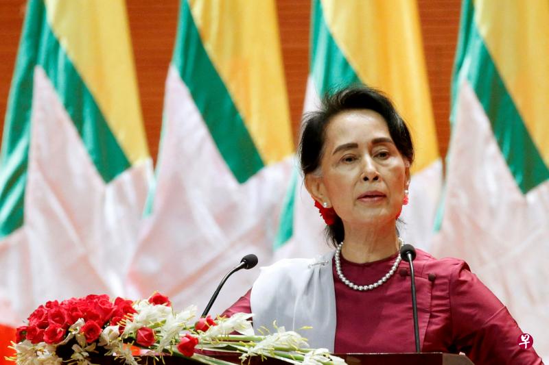 77岁的民主派领袖、前国务资政翁山淑枝在2021年2月的政变中被推翻，之后遭缅甸军方囚禁和被控多项罪名，入狱33年。（路透社） 