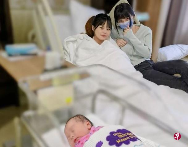 胡佳琪（左后）生下小公主（左前），姐姐胡佳嬑在Instagram上传照片报喜。（取自艺人IG） 
