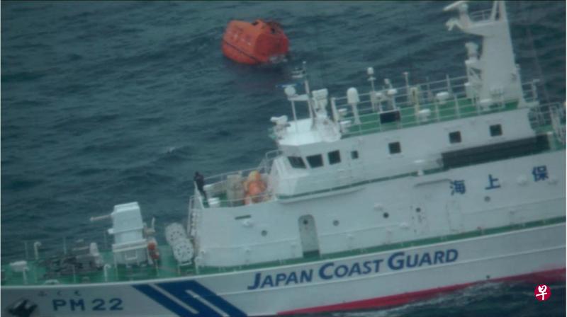 日本当局派出了三艘海岸警卫队船只、一架直升机和一架飞机，在男女群岛（Danjo islands）以西约110公里范围搜寻。（路透社） 