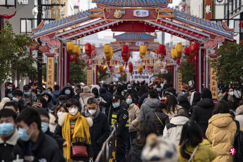 2023年世界经济增长将放缓，中国经济增长则将加速。照片为1月25日苏州观前街购物区的人流。（彭博社） 