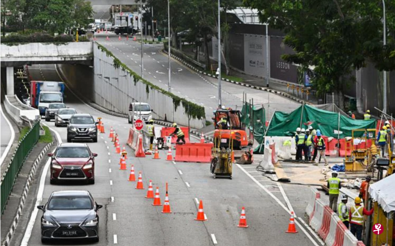 荷兰路前往花拉路的支路和相邻的一条车道，因路面出现坑洞而从2022年11月15日期展开为期六天的紧急维修工程。（海峡时报） 
