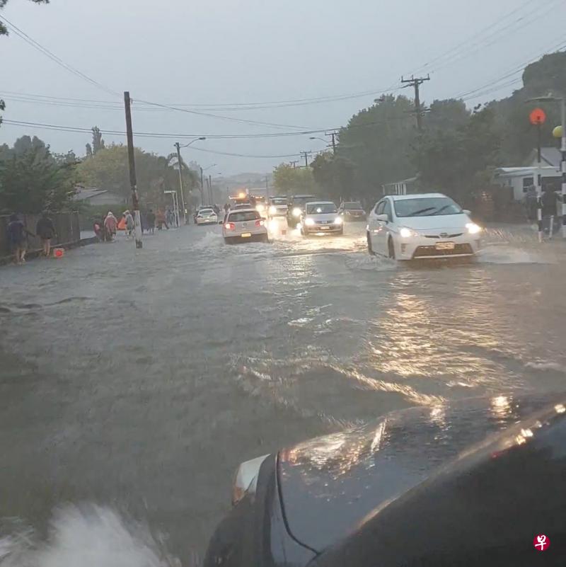 奥克兰市这两天持续强降雨，机场报告的24小时降雨量达到创纪录的24.9公分。（路透社） 
