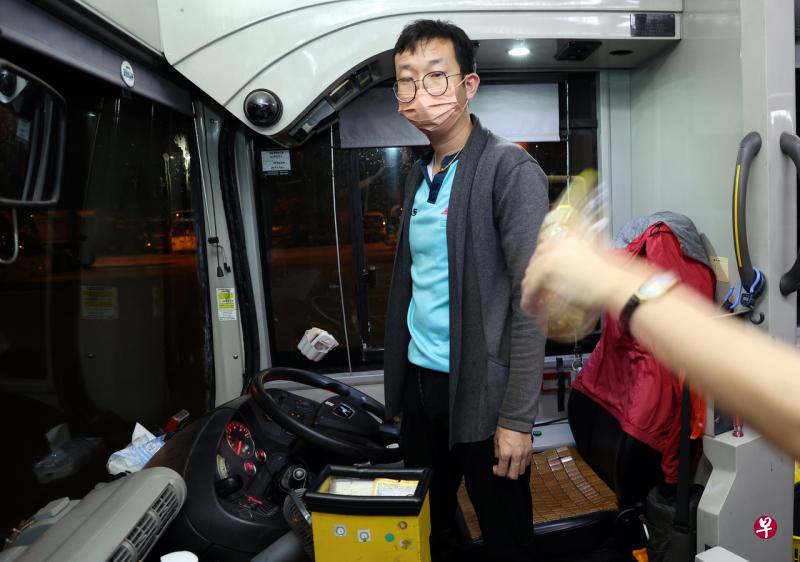 私人巴士司机吴元新（33岁）告诉《新明日报》记者，因乘客迟到，于是逗留了多几分钟，结果引来后方巴士司机不满，不但被辱骂，还被泼洒饮料。（受访者提供） 