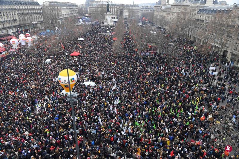 根据官方数据，逾110万人在1月19日罢工首日走上街头。照片摄于1月19日，示威者聚集在巴黎的共和国广场，反对法国总统马克龙计划将法定退休年龄从62岁提高到64岁。（法新社） 