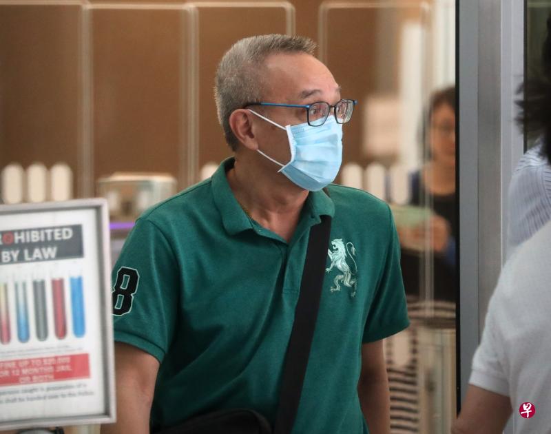 被告张锦荣以各种欺骗手法，三年内私吞居民联系网的两万余元公款，被判坐牢七个月。（海峡时报） 