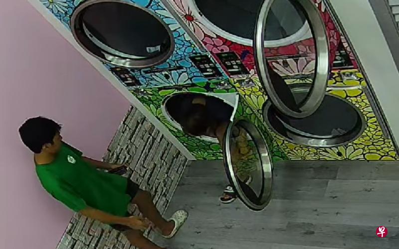 蓝衣少年爬进自助洗衣店的烘干机，绿衣少年要将他关在其中，两人嬉闹间弄破烘干机的玻璃，洗衣店已报警。（取自MAMA Laundry脸书） 