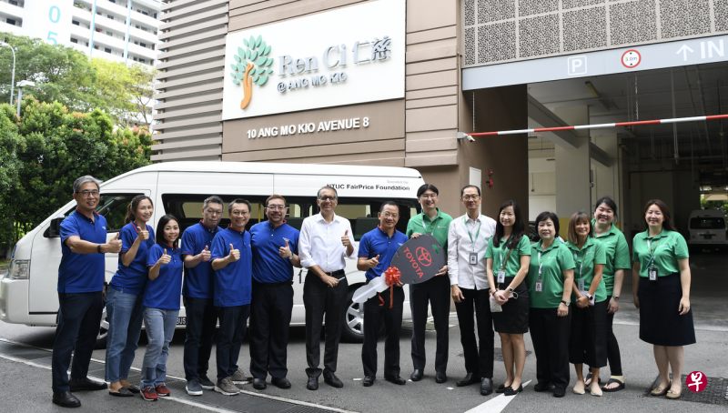 平价基金会主席谢健平（右八）和30多名职员星期三（2月1日）上午前往仁慈宏茂桥疗养院，与疗养院的居民一同庆祝农历新年。（职总平价基金会提供） 