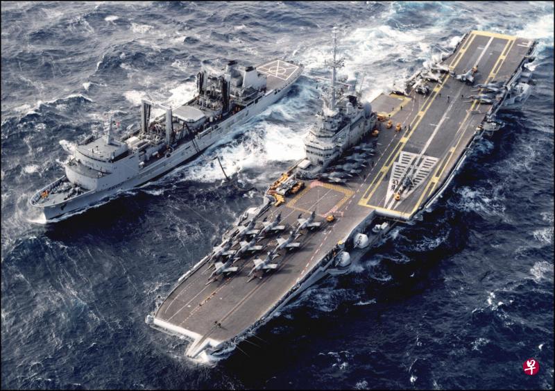 圣保罗号（右）的前身是法国退役航空母舰“福熙”号（Foch），2000年巴西向法国购买了这艘航母，改名为圣保罗号。（法新社） 