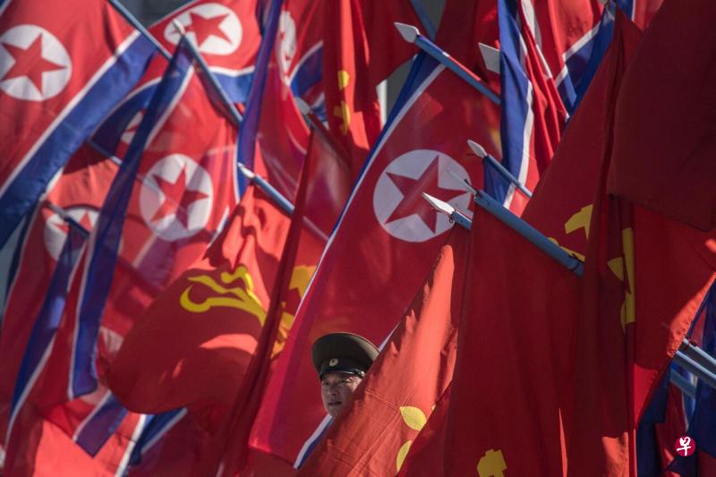根据群众在金日成广场和平壤米美林机场呈现“2·8”和“75军”等字样推测，朝鲜或正为2月8日举行纪念建军节75周年的大规模阅兵式做准备。（法新社档案照） 