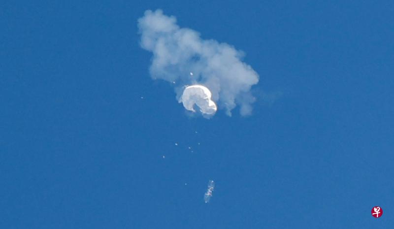一架美国战斗机星期六（2月4日）在南卡罗来纳州海岸击落中国巨型气球。（路透社） 