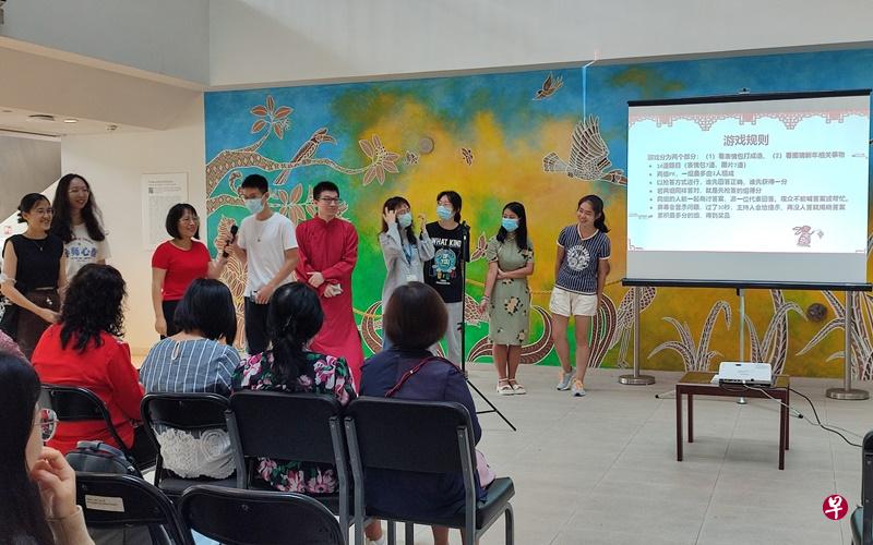 “灵机一动，大开脑洞”游戏中，老师和同学们都共同组团，打成一片，合作无间。（陈敏怡摄） 