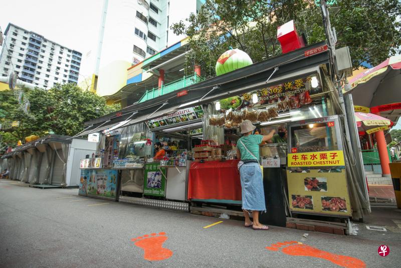在丁加奴街、硕莪街和史密斯街上经营独立摊位的租户，在现有的25%租金折扣到期后，将继续享有同样的租金折扣，为期一年。（叶振忠摄） 
