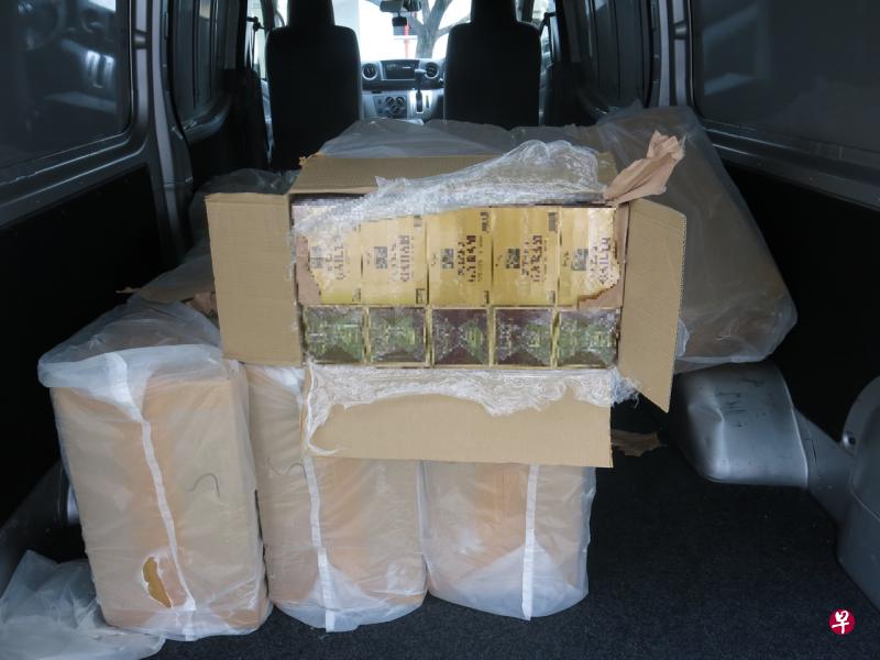 关税局2月2日展开执法行动，逮捕两名新加坡籍男子，并起获3550条漏税香烟。（新加坡关税局提供） 