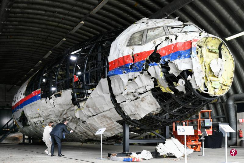 2021年5月26日，调查律师与国际法官对马航MH17客机残骸重组情况进行了检查。（路透社） 