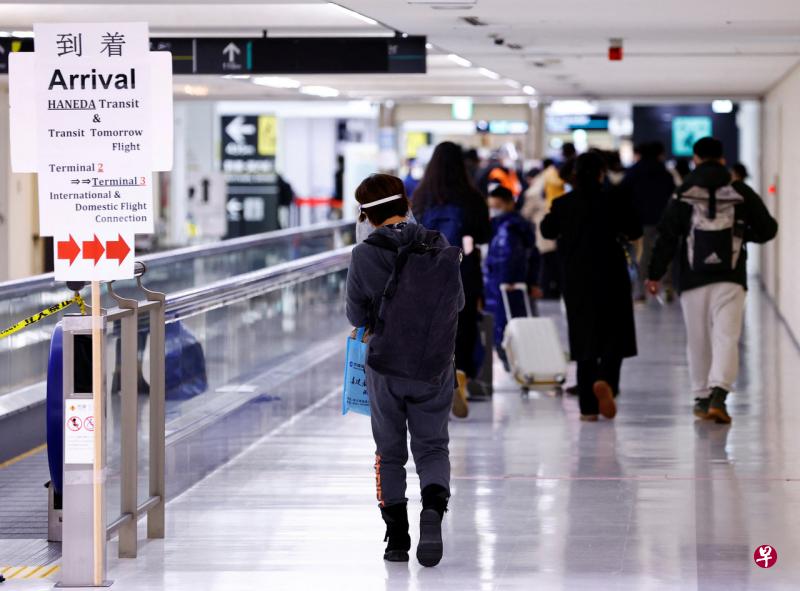 日本政府计划最快在本月内取消对所有入境自中国的旅客实施的冠病防疫检测措施。图为2023年1月12日来自中国大连的一架飞机的乘客抵达东京成田国际机场后前往冠状病毒病检测区。（路透社） 