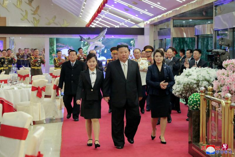 朝中社8日发布的照片显示，金正恩和妻女一起步入建军节庆祝宴会厅，金正恩牵着女儿金珠爱的手。（路透社） 