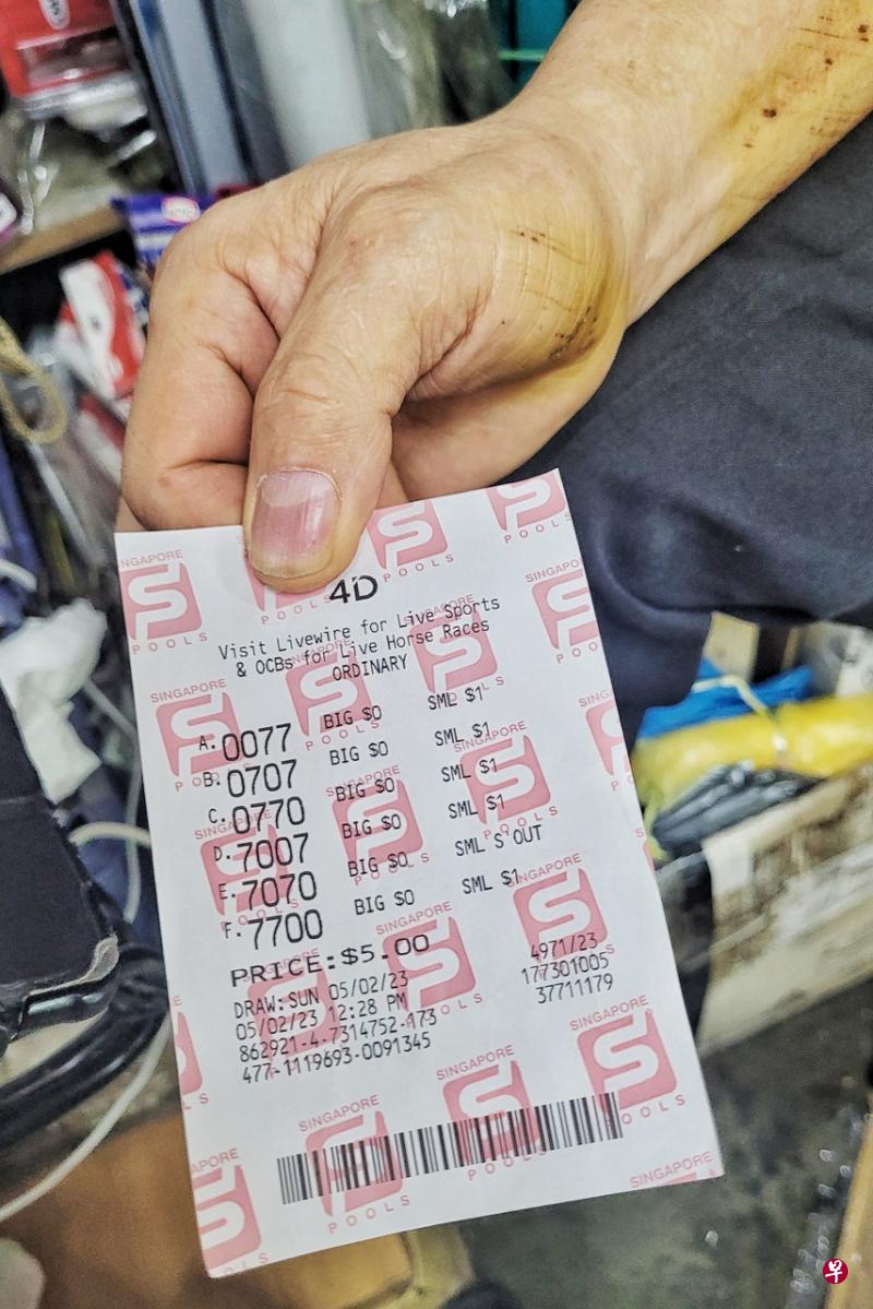"7070"在醒狮送真字后的两小时内成“红字”，商家胡先生因为买不进而“走宝”。（徐颖荃摄） 